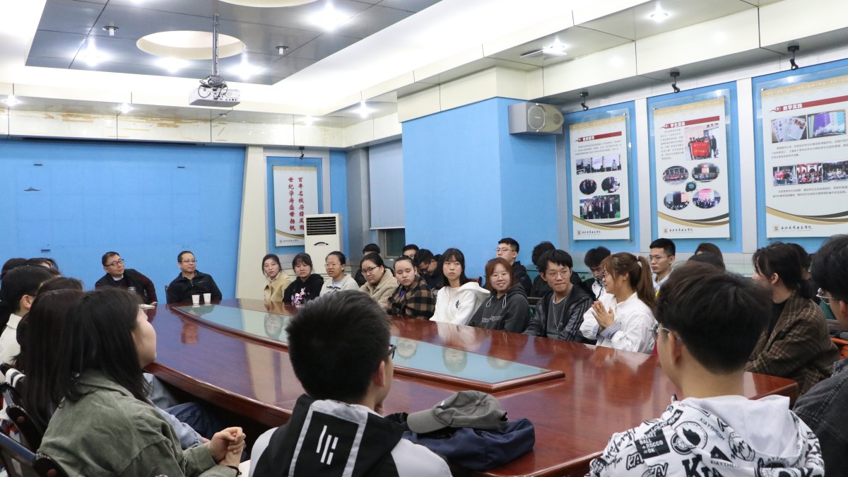 医学院举办春季返乡座谈会