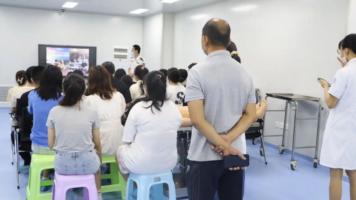 附属医院师生进行消防技能培训及消防演练活动