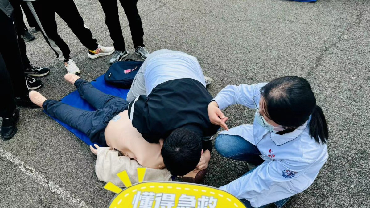 医学院联合校医院开展急救知识技能培训