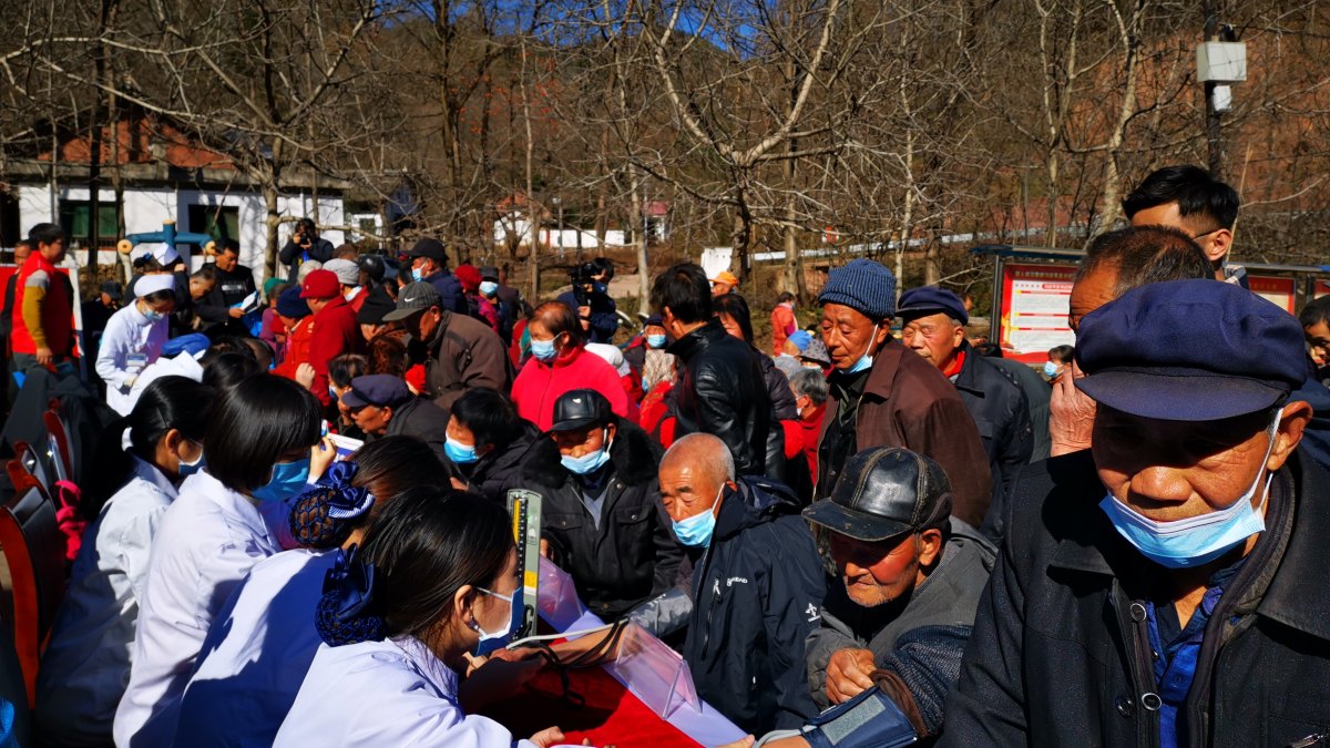 情系三秦父老乡亲，助力健康乡村振兴——医学院直属党支部联合附属第一医院、附属医院、美奥口腔医院赴黄山村义诊服务