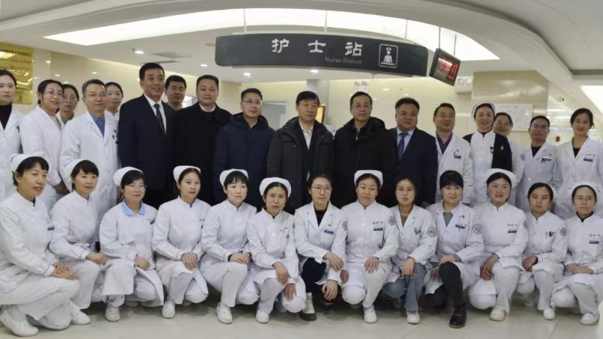 学校领导春节前走访慰问第一医院医护人员