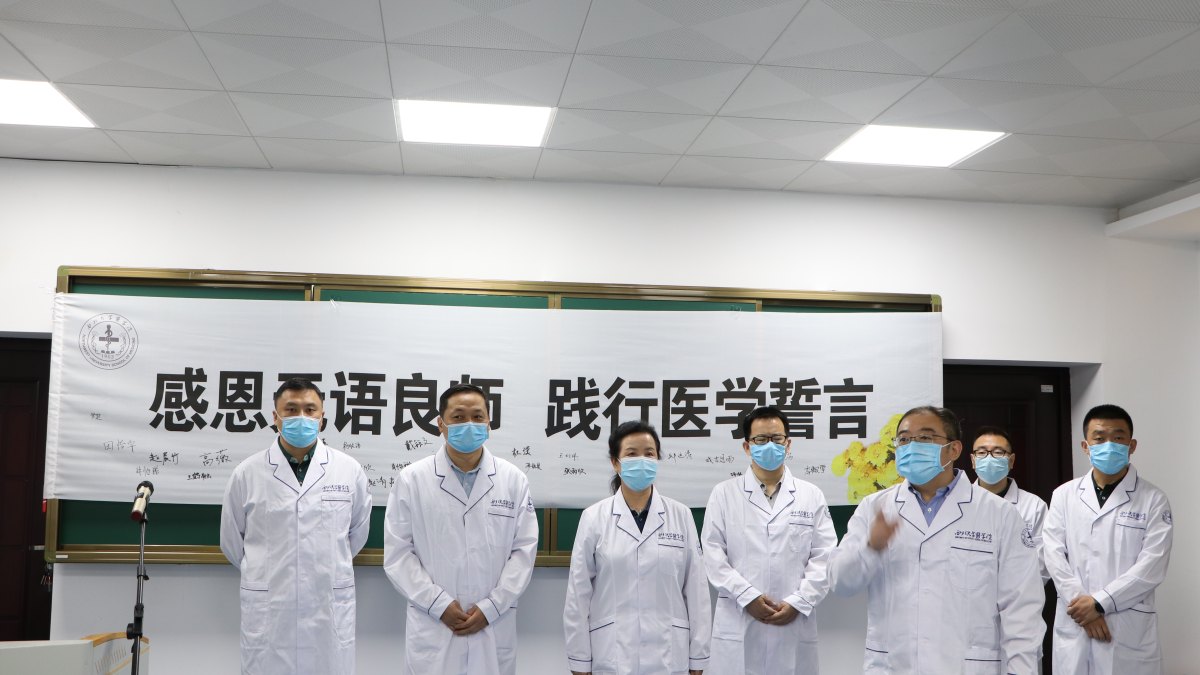 医学院举办首届“感恩无语良师，践行医学誓言”致敬仪式