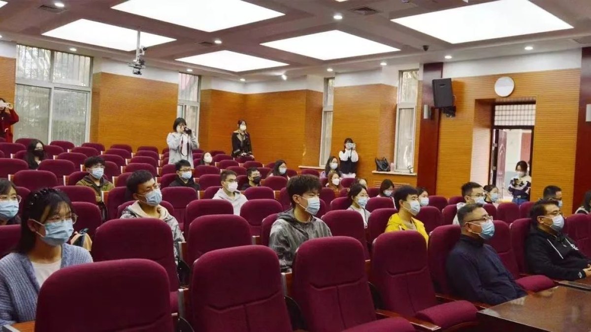 医学院党支部认真学习并热议党的二十大报告